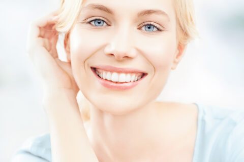 Frau lacht mit strahlend weißen Zähnen
