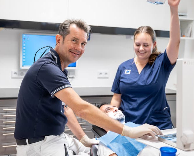 Dr. Zieger mit Assistenz am Patientenstuhl